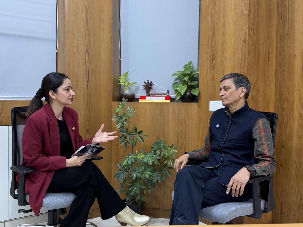 Shiksha Nerd interacting with faculty